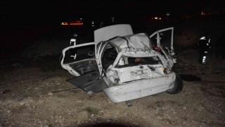 Korkutelinde otomobil dereye uçtu: 1 ölü, 1 yaralı
