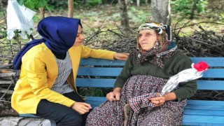 Köyde kapı kapı dolaşarak Anneler Gününü kutladılar