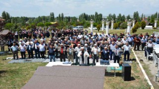 Köylüler yağmur için ellerini semaya açtı