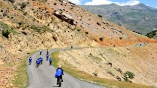 Kozlukta gençler uçurtma uçurup sağlıklı yaşam için pedal çevirdi