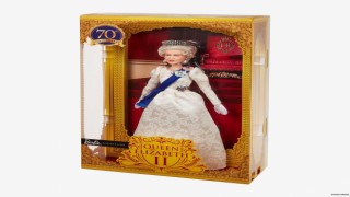 Kraliçe Elizabethin Barbie bebeği karaborsada yaklaşık 15 bine satılıyor