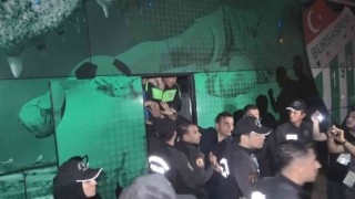 Küme düşen Bursaspor, stadyumdan 3 buçuk saatte çıkamadı