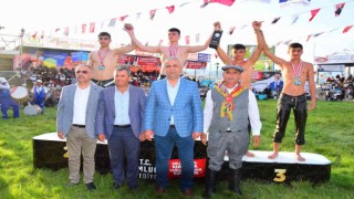 Kumluca Güreşlerinde başpehlivan Yusuf Can Zeybek oldu