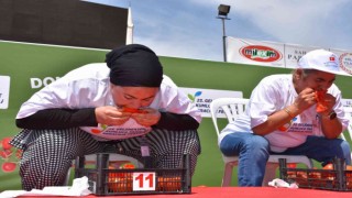 Kumlucada kadınlara özel ‘domates yeme yarışması