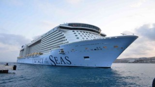 Kuşadası, Türkiye limanlarına gelen en büyük yolcu gemisi Odyssey of the Seasi ağırladı