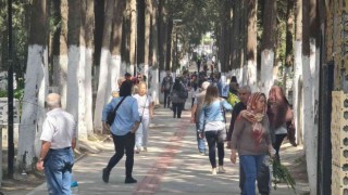 Kuşadasında mezarlıklar ziyaretçi akınına uğradı