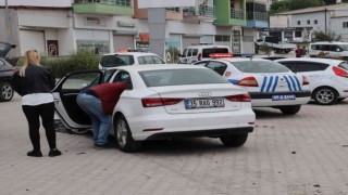 Kuşadasında otomobile giren böcek kazaya neden oldu