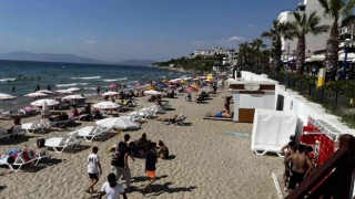 Kuşadasında sıcak havada plajlar doldu taştı