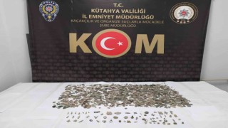Kütahyada 2 bin 880 adet sikke ve 68 adet tarihi obje ele geçirildi