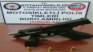 Kütahyada bir araçta ruhsatsız tabanca ele geçirildi