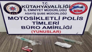 Kütahyada bir araçta ve iki kişinin üzerinde uyuşturucu ele geçirildi