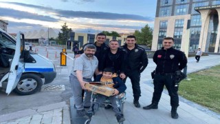 Kütahyada Çevik Kuvvet polislerinden anlamlı hediye