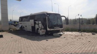 Kütahyada otomobil ile otobüs çarpıştı: 2 yaralı