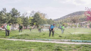 Kütahyada park ve bahçelerde çim biçme çalışmaları