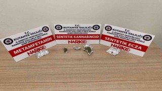 Kütahyada üzerlerinden uyuşturucu çıkan 3 kişi gözaltına alındı