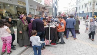 Mağazalar sokağa taştı, kasalarda uzun kuyruklar oluştu