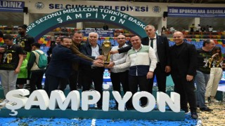 Manisa BBSK Basketbol Takımı kupasına kavuştu