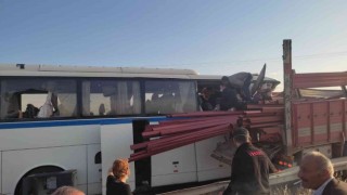 Manisada işçi servisi tıra çarptı: Çok sayıda yaralı var
