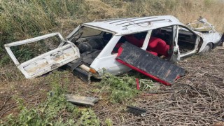 Manisada lastiği patlayan otomobil tarlaya devrildi, 2 kişi ölümden döndü