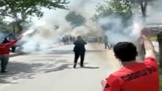 Manisada sis bombası taraftarın elinde patladı