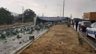 Manisada tır devrildi, alkol yüklü kutular yola saçıldı