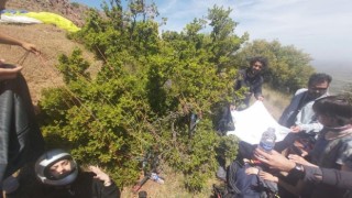 Manisada uçuş sırasında düşen paraşütçüler hastaneye kaldırıldı
