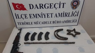 Mardinde metruk binada teröristlere ait uzun namlulu silah ve mühimmat ele geçirildi