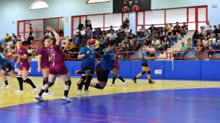 Mavi Kelebekler evinde rakip tanımıyor