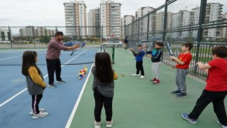 Melikgazinin tenis kursu devam ediyor