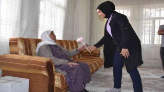 Meslek lisesi öğrencileri yaşlıların evlerini temizliyor