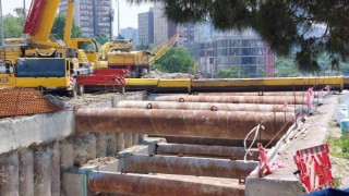 Metro inşaatındaki vinç devrildi