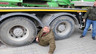 Mezarlıktan yol geçmemesi için iş makinesinin altına yattı