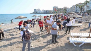 Mezitli Belediyesi çalışanları gönüllü olarak sahili temizledi
