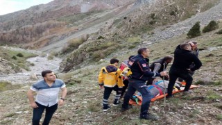 Mezrada yediği yemekten zehirlenen kadın helikopterle hastaneye yetiştirildi