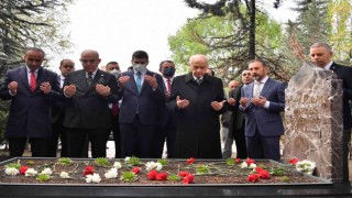 MHP Genel Başkanı Bahçeli, Alparslan Türkeş'in Anıt Mezarını Ziyaret Etti