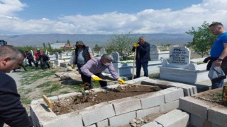 MHPli başkan mezarlıklarda temizlik yaptı