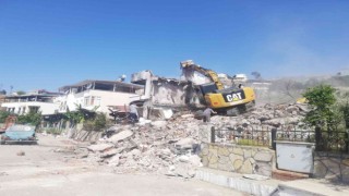 Milasta yangında ağır hasar gören yapılar yıkılıyor
