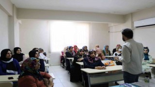 Millet evlerindeki kursiyerlere uzman semineri