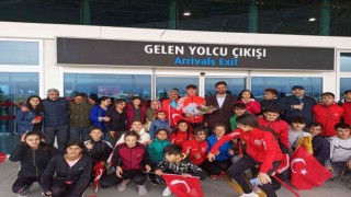Milli atlet Karsta çiçeklerle karşılandı