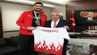 Milli şampiyon Mert Karataş, Başkan Altınoku ziyaret etti