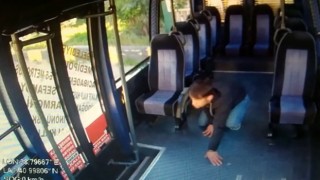 Minibüste sürünerek paraları çaldı