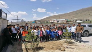 Minik öğrenciler fidanları toprakla buluşturdu