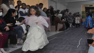 Minik öğrencilerden geri dönüşüm defilesi
