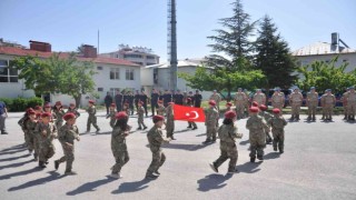 Minik öğrencilerden jandarmaya moral