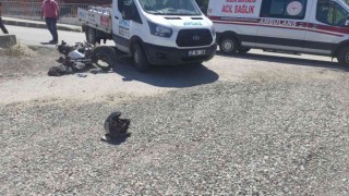 Motosiklet ile kamyonet çarpıştı: 1 yaralı