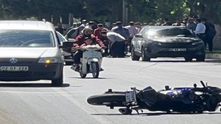 Motosiklet yayaya çarptı: 2 yaralı