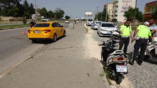 Motosiklet yol kenarında duran otomobile çarptı: 1 ağır yaralı