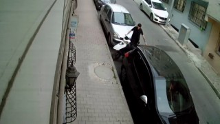Motosikleti elini kolunu sallayarak böyle çaldı