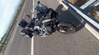 Motosikletiyle bariyerlere çarpıp yola savruldu