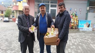 Muhtardan seçmenlerine şekerleme ve kolonya hediyesi